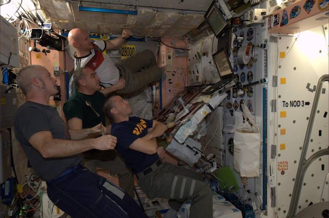 ... l'équipage de Expedition 40 regarde (aussi) la finale de la Coupe du Monde - je dois être le seul blaireau à ne pas avoir regarder. (Image: NASA)