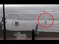 Se balader sur la plage par temps pluvieux