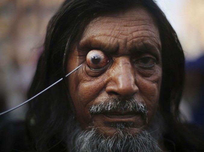 Un dévot met volontairement à mal son oeil lors de la fête soufie de l'Urs, à Ajmer, dans l'Etat indien du Rajasthan.