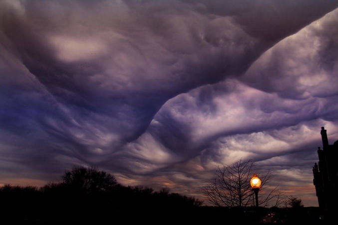 Un asperatus (du latin : brutal) est un type de nuage qui fut proposé en 2009 à l'Atlas international des nuages de l'Organisation météorologique mondiale comme formation nuageuse jusque-là non répertoriée. Si l'asperatus était un jour reconnu par l'Organisation météorologique mondiale, ce serait la première fois depuis 1956 qu'un nouveau type de nuage intègrerait l'Atlas international des nuages.
https://fr.wikipedia.org/wiki/Asperatus