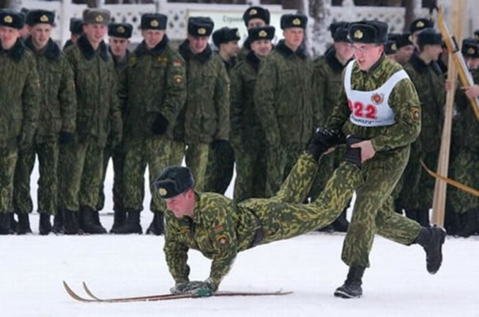 Un concours de ski sur main.