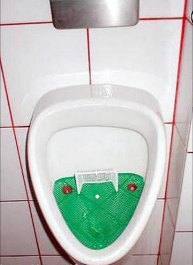 Un urinoir spécial coupe du monde pour jouer en urinant