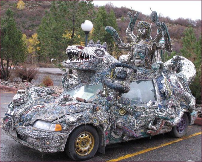 Une voiture customisée de façon baroque