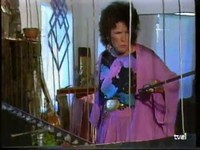 Constance Demby joue de sa basse spatiale