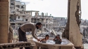 Fillettes syriennes prenant un bain au milieu des ruines