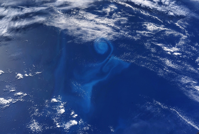 Photographie prise par l'astronaute Doug Hurley, alors que l'ISS survolait le Pacifique Sud.
Il s'agirait d'une remontée de plancton qui vit habituellement en profondeur. La question est : que fuyait ce plancton ?
N'est pas mort ce qui à jamais dort...