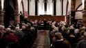 Un musicien éternue dans son trombone pendant un concert