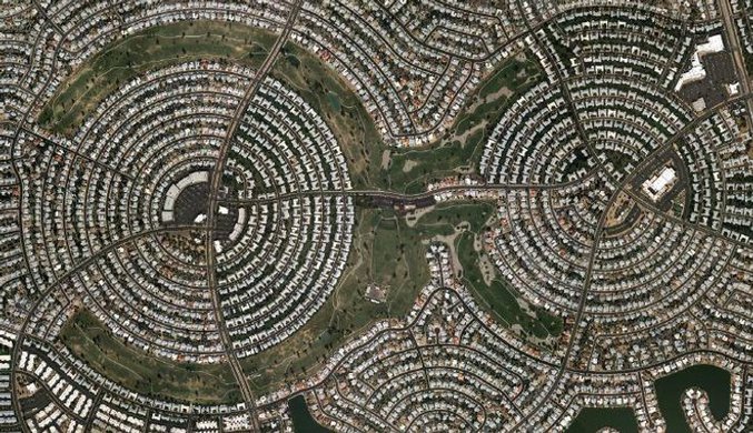 Des maisons organisées en cercle.