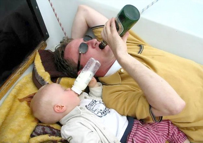 Un homme et un bébé qui boivent ensemble