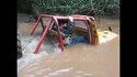 Traversée d'une rivière en Jeep