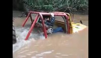 Traversée d'une rivière en Jeep