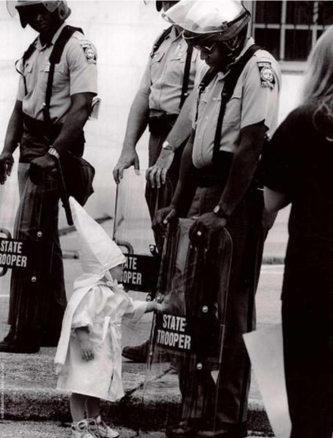 Un gamin habillé en membre du KKK qui se retrouve face à des policiers Noirs.
