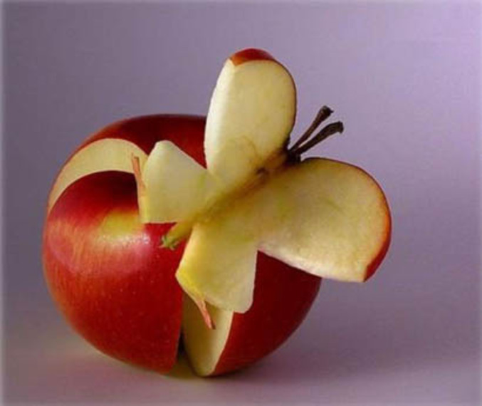 Un papillon fait à partir d'une tranche de pomme.