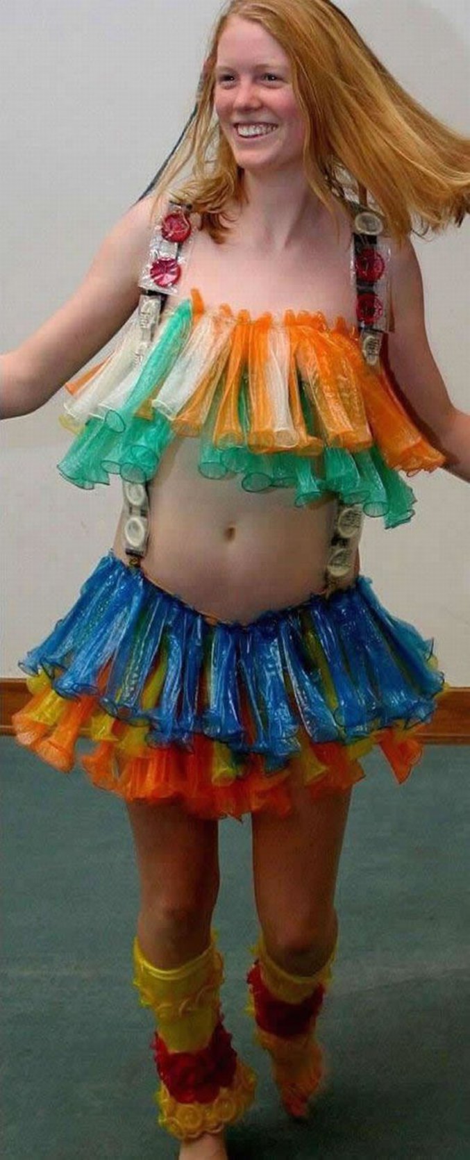Une robe faite de préservatifs.