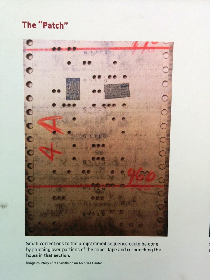 Sur les premiers ordinateurs, les informations étaient stockées sur de grandes cartes perforées. Le terme patch vient donc de ces papiers plus petits que l'on apposait sur une section de la carte à modifier.