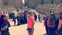 Une touriste occidentale visite un temple en Égypte...