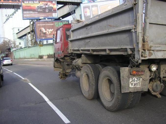 Un camion qui roule avec une roue en moins