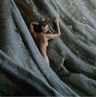 Expulsée de Bali pour une photo la montrant nue devant un arbre sacré