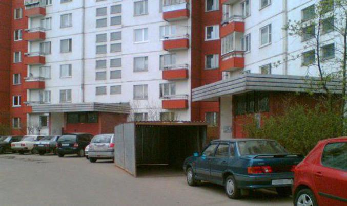 Un garage fait main pour un habitant de cet immeuble.