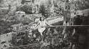 1946, dans Dresde complétement dévastée, une funambule donne un peu de spectacle à un public rare