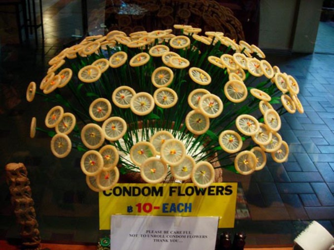 Des fleurs faites à partir de préservatifs.