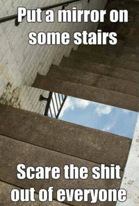 Un miroir dans les escaliers