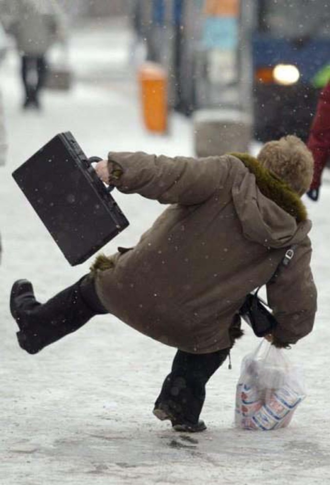 Une femme qui fait ses courses perd l'équilibre sur la neige