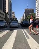 Elle a l’air plein de joie de vivre 