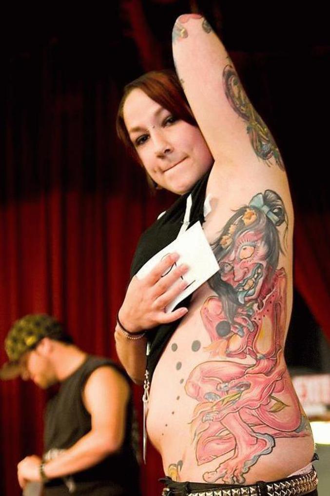Une fille s'est fait tatouer une sorcière
