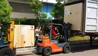 Chargement d'un gros colis dans un camion