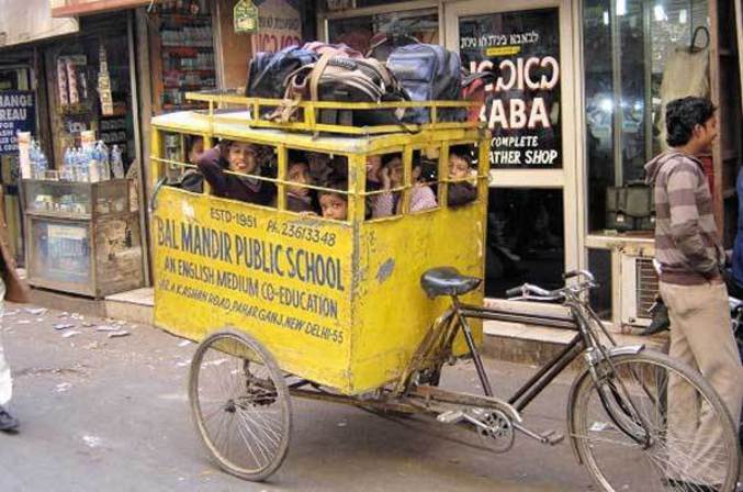 Un bus scolaire à l'ancienne.
