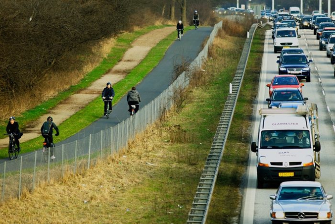 En France, la plupart des déplacements ont lieu en voiture, cette dernière étant le mode de transport 'principal' dans 65% des déplacements locaux. Pour autant, la moyenne nationale des déplacements journaliers (hors week-end et tous transports confondus) est d'environ 23km et la plupart des Français utilisent leur voiture pour des déplacements inférieurs à 5 km. Paradoxalement, les habitants des grandes agglomérations utilisent autant la voiture que les transports en commun pour aller travailler, ce qui représente aussi un temps de transport plus important de moitié qu'en transport en commun ou en vélo. (sources: INSEE)