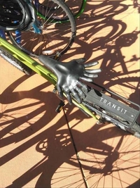 Une selle de vélo qui remplit les mains d'un honnête homme