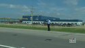Un éclair frappe une voiture sur la route