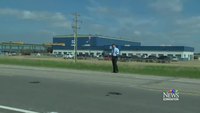 Un éclair frappe une voiture sur la route