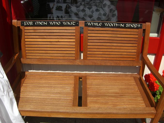 Un fauteuil pour attendre sa femme qui fait ses achats (Clifden, Co. Galway - Irlande)