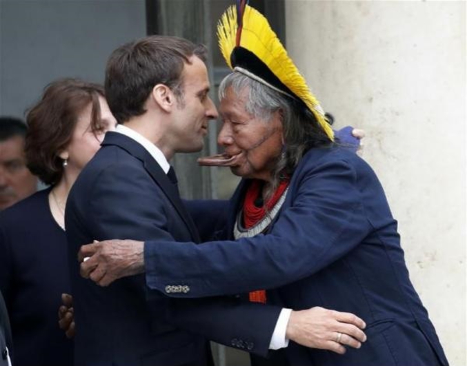 Emmanuel Macron et le chef indien Raoni.
