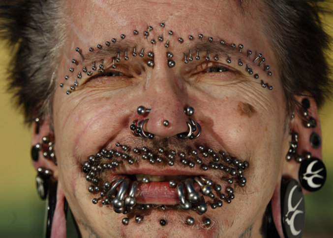 L’Allemand Rolf Bucholz, reconnu par les Guinness des records comme étant "l’homme le plus percé du monde", pose pour montrer certains de ses 453 piercings, à Dortmund en Allemagne, le 24 octobre 2011.