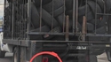 Un camion un pneu chargé