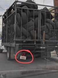 Un camion un pneu chargé
