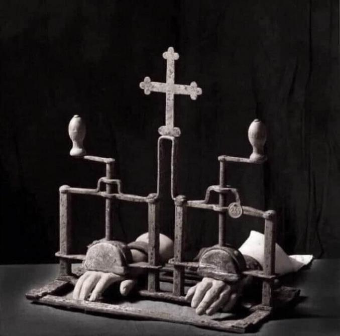 Instrument de torture inventé au XVe siècle pour fracturer les mains des personnes accusées d’hérésie. 