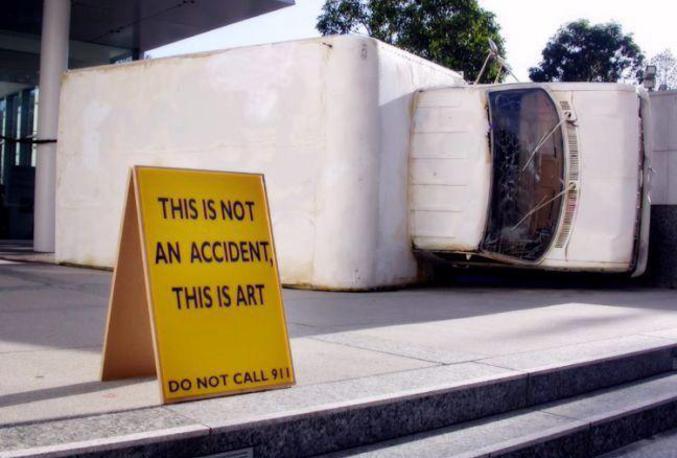 Une pancarte explique que ceci n'est pas un accident, mais de l'art. N'appelez pas les secours !