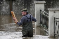 Un homme apporte du pain à sa mère, bloquée dans les inondations près d'Orleans