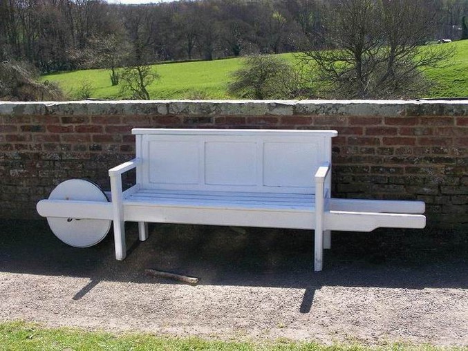 Un banc qui permet de pouvoir être assis confortablement où l'on souhaite.