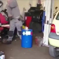 Découper le couvercle d’un baril d’essence 