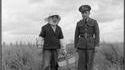 Soldat américain d'origine japonaise en 1942 avec sa mère, cueilleuse de fraises en Californie