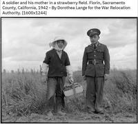 Soldat américain d'origine japonaise en 1942 avec sa mère, cueilleuse de fraises en Californie