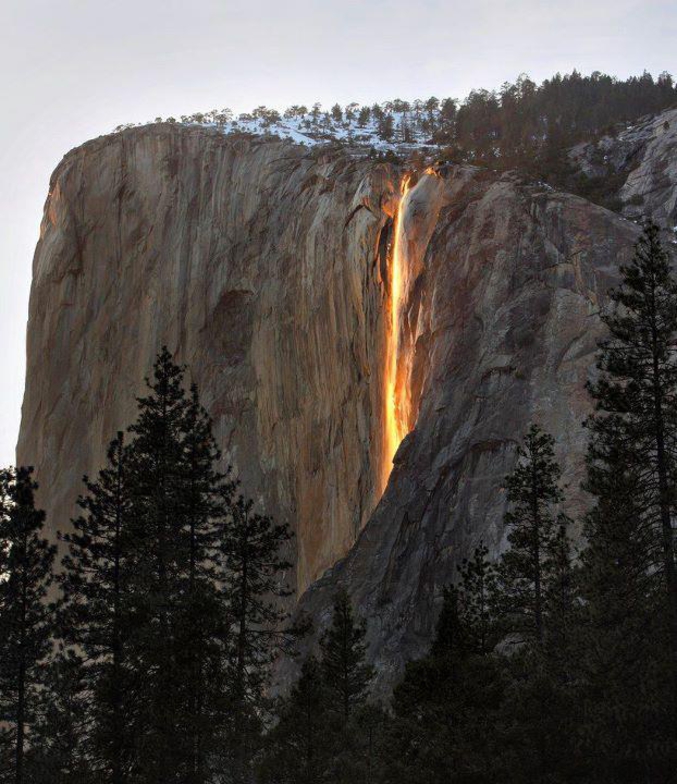 Les reflets du Soleil couchant sur une cascade de glace à Yosemite Park (Californie)