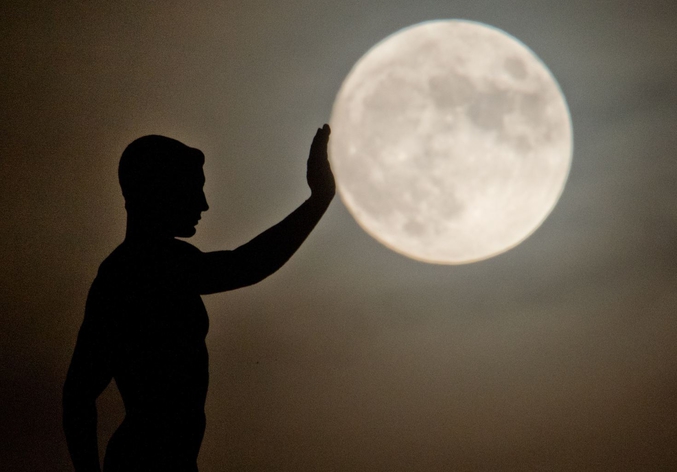 Une sculpture est alignée avec la pleine lune à Hanovre.