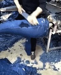 La dame qui fait les trous dans les jeans